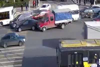 Опубликовано видео двух ДТП, произошедших на площади Ленина в Рязани